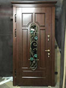 железная входная дверь с художественной ковкой