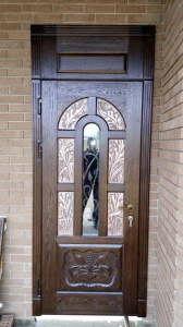 железная входная дверь со стеклянными вставками