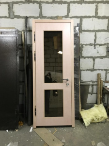 дверь с большой стеклянной вставкой