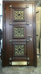 железная дверь с молдингами и коваными вставками