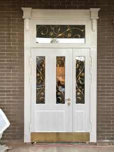 парадная дверь с фрамугами