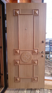 металлическая дверь с наборным узором