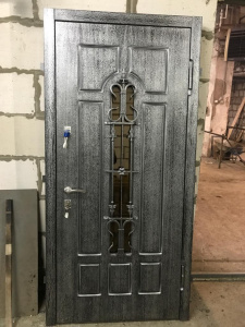 серая железная дверь с ковкой и стеклянной вставкой