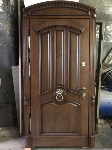 стальная дверь с багетом и дверным молотком