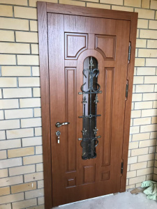 железная входная дверь с ковкой и арочным стеклом