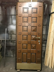 входная металлическая дверь с необычным дизайном