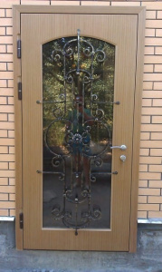 железная дверь со стеклом