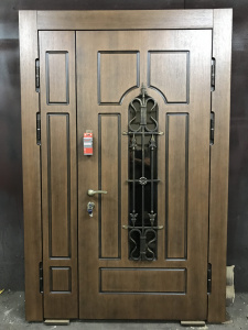 металлическая дверь с фрамугой и стеклом
