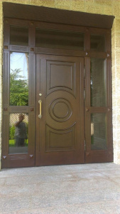 железная дверь с тремя зеркальными фрамугами