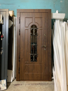 Дверь со вставкой и кованной решеткой светло-коричневая