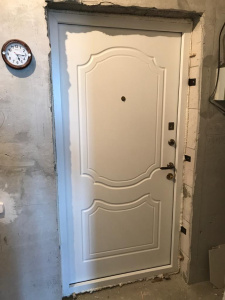 белая металлическая дверь с фрезерованной МДФ панелью