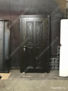 черная металлическая дверь