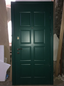 зеленая  железная дверь