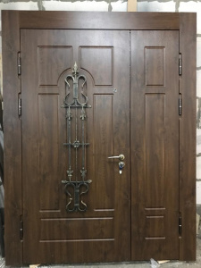 двухстворчатая железная дверь с ковкой