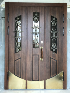 входная металлическая дверь с латунными вставками