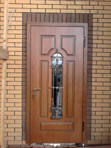 входная дверь со стеклопакетом и художественной ковкой