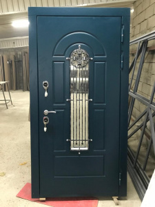 синяя входная дверь с ковкой и стеклопакетом