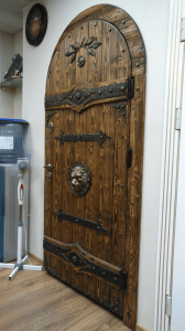 стальная арочная дверь с состаренными декоративными элементами
