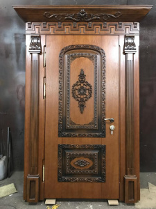 элитная входная дверь из массива дерева с резным декором