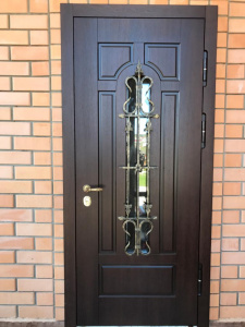 коричневая входная дверь с ковкой и стеклом