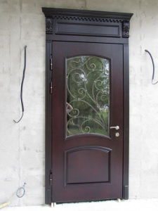 железная дверь с багетом