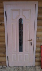дверь  со стеклопакетом в деревянном коттедже