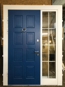 синяя металлическая дверь с белыми наличниками