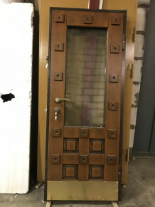 железная входная дверь со стеклом