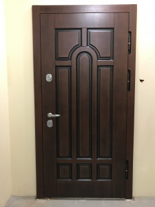 металлическая дверь в многоквартирном доме