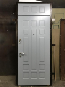 железная дверь с верхней вставкой