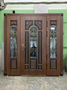 Парадная дверь со стеклом и ковкой