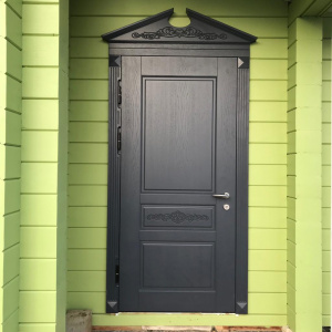 входная дверь в деревянный коттедж