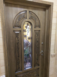 филенчатая входная дверь с арочным окном вид сбоку