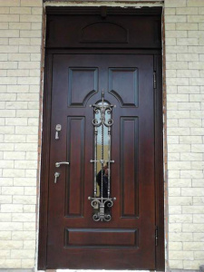 металлическая дверь с окном и художественной ковкой