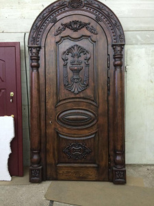 элитная арочная дверь из массива дерева с резным декором