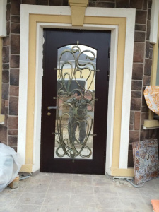 металлическая дверь с зеркальной вставкой и ковкой