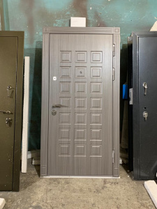 Входная дверь с МДФ серого цвета
