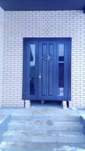дверь со стеклянными фрамугами