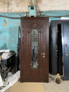 Железная дверь  с ковкой и стеклянной вставкой