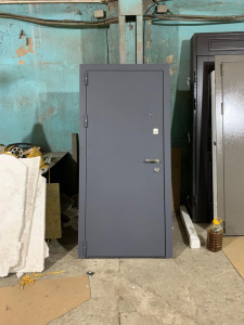 Входная металлическая дверь серого цвета