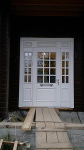 белая парадная дверь с фрамугами
