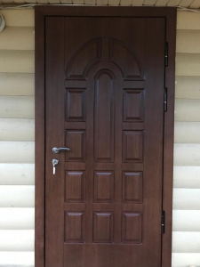 входная металлическая дверь в деревянном коттедже